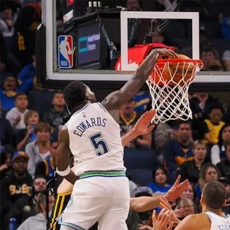 Wolves v pistons dunk